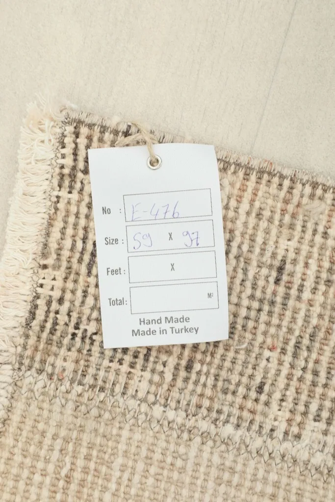 Tag displaying the rug's dimensions and origin, confirming it is handmade in Turkey.