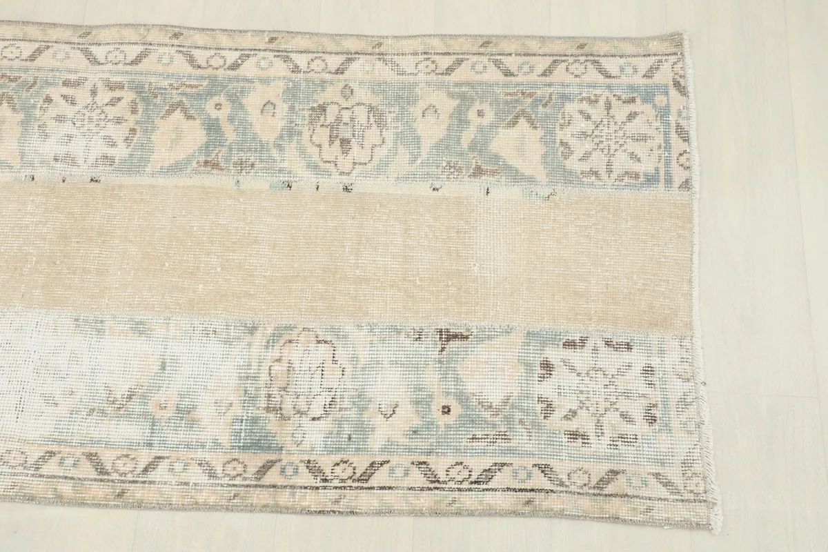 Overhead view focusing on the mid-section of the runner, highlighting the central beige and patterned sides.
