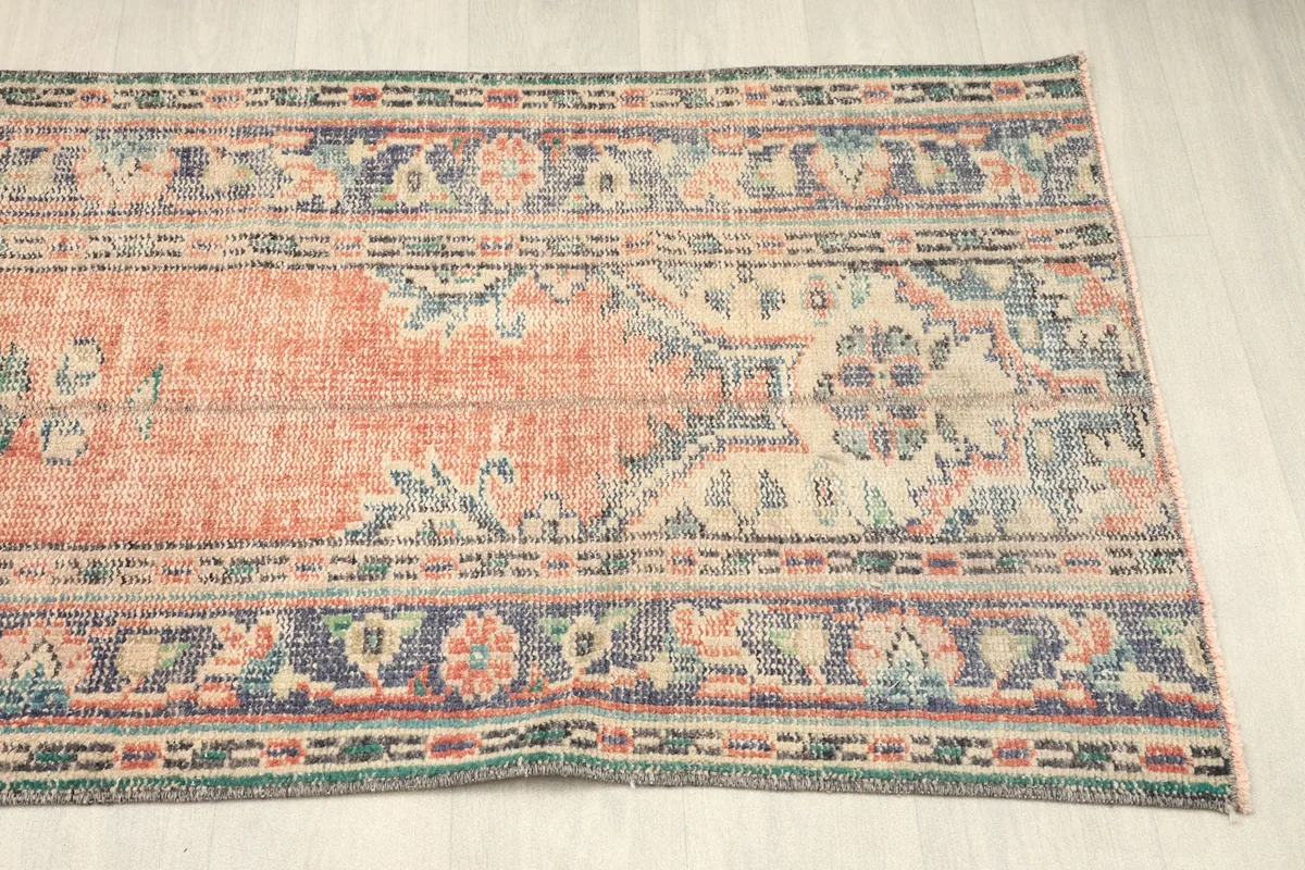 Detail of one end of the runner, highlighting the navy and beige border patterns.
