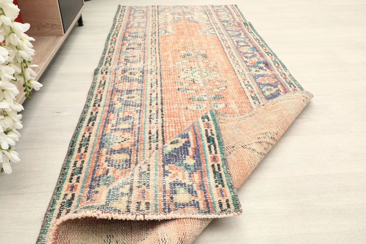 Angled view of the runner with a corner folded back, showing the front and back.