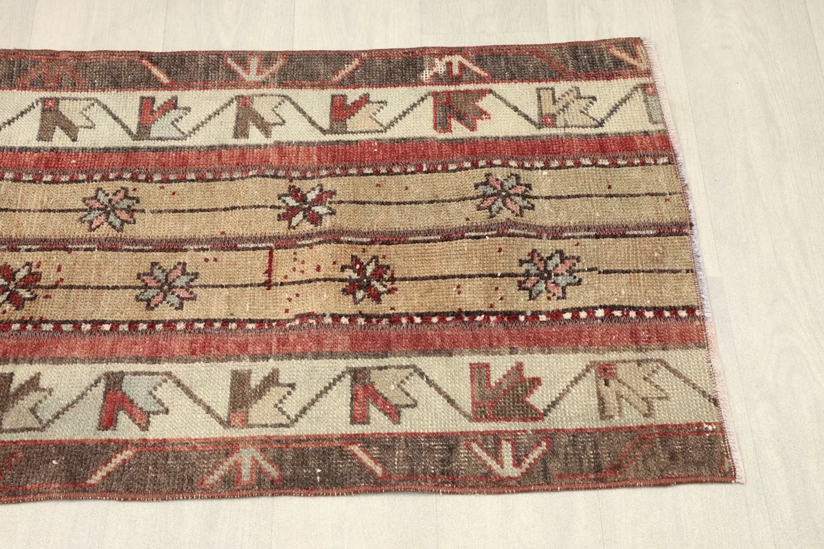 Lower section of the runner from an angle, showing the subtle variations in color and wear