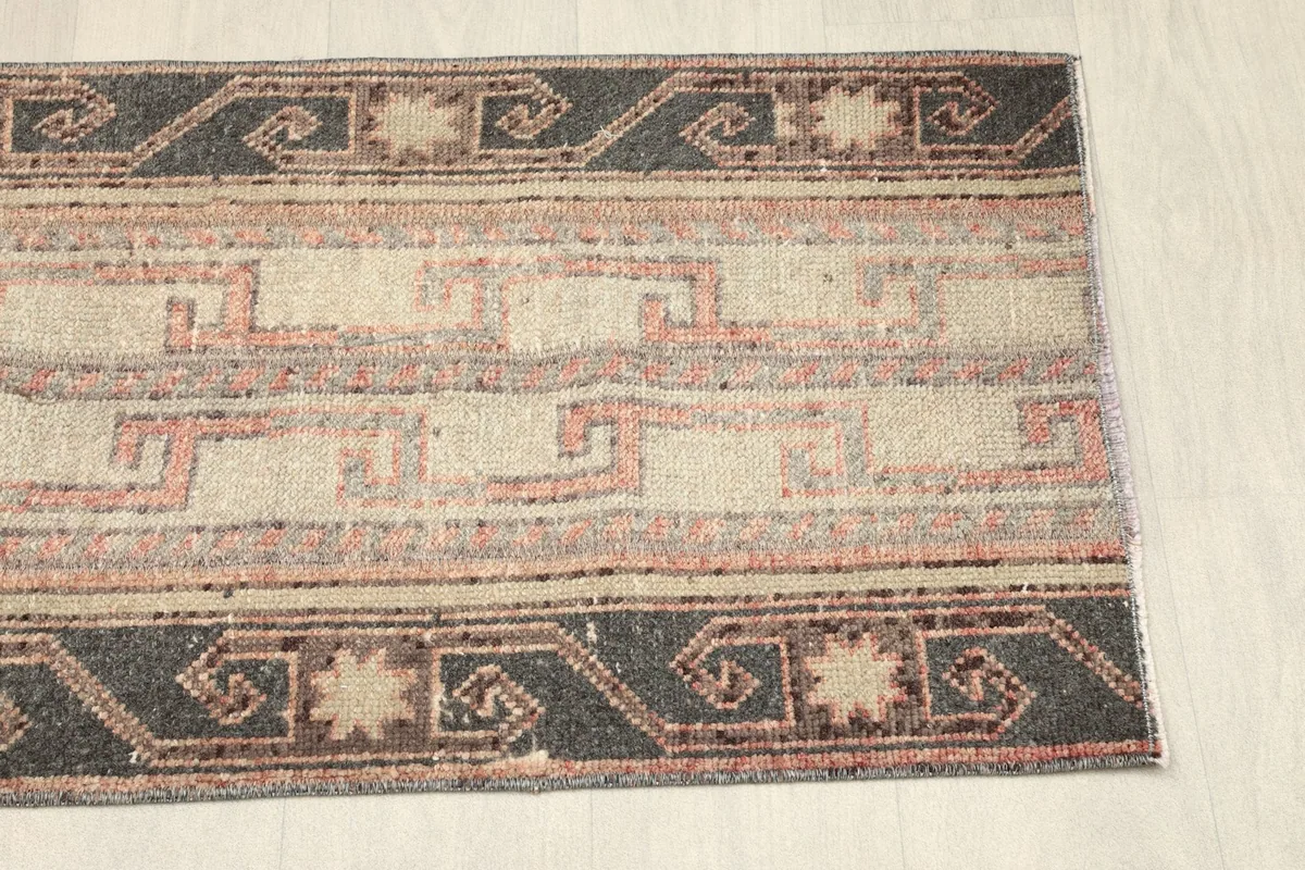 View of the opposite side border, showing consistency in the charcoal and beige geometric elements.
