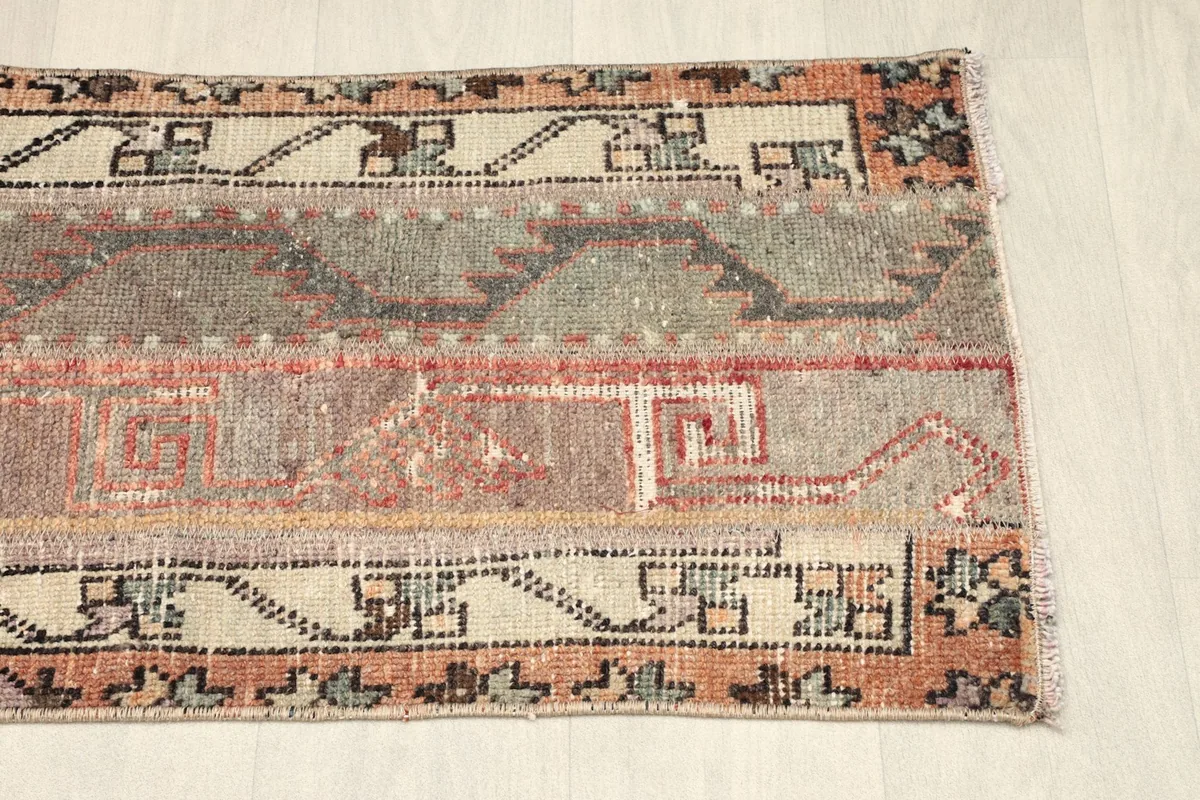 Close-up of the other end of the runner, displaying the contrasting border patterns.