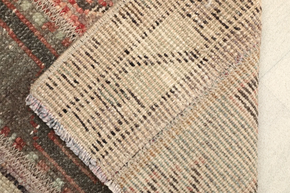 View of the cotton foundation and the reverse side of the hand-knotted runner.