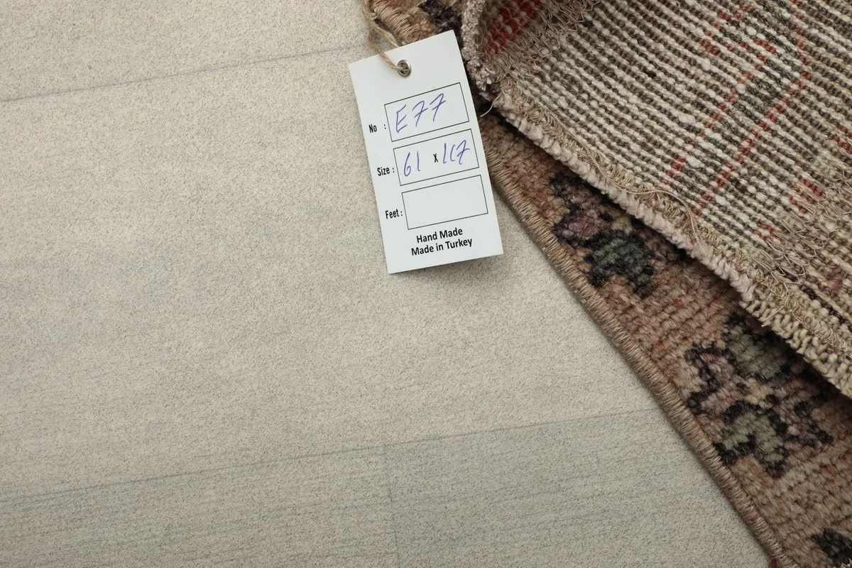 Close-up of the rug's identification tag, displaying its size and origin.