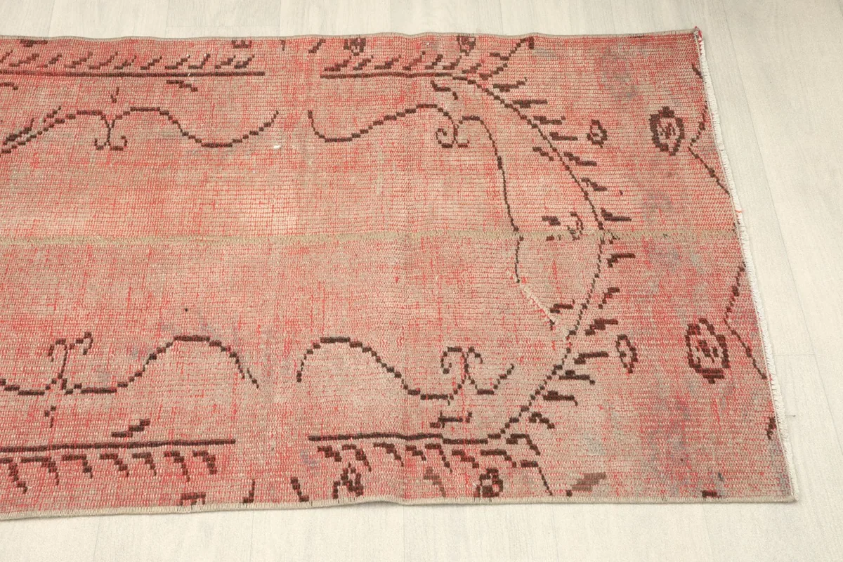 Another angled perspective showing the full width and length of the rose and brown runner.