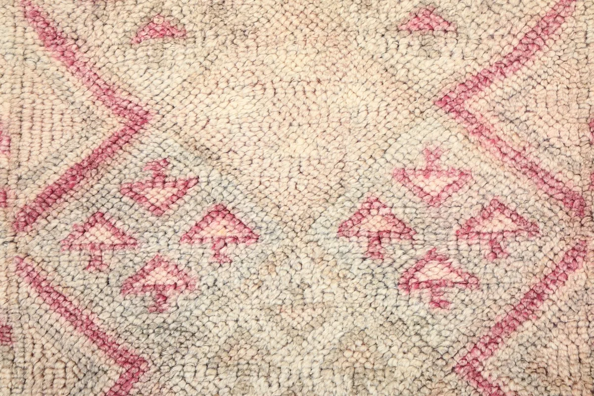 Close-up showing the low wool pile and the texture of the hand-knotted fibers