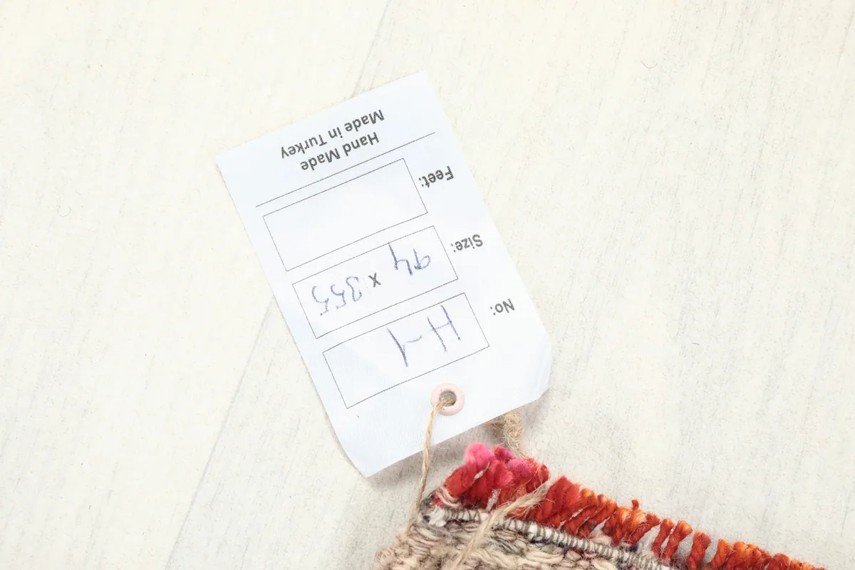 Product tag indicating the rug's dimensions in centimeters and 'Hand Made in Turkey'
