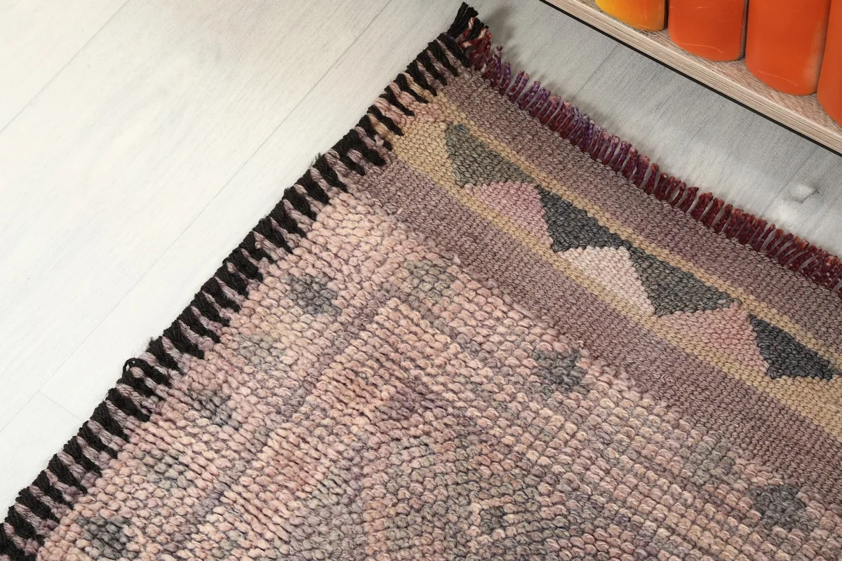 Detailed corner view, showing the intricate border design and the edge finishing.