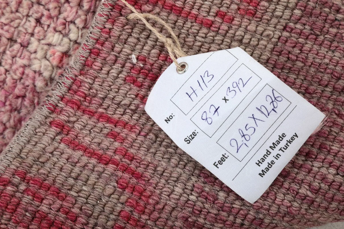 Informational tag attached to the rug, displaying its size in feet and centimeters