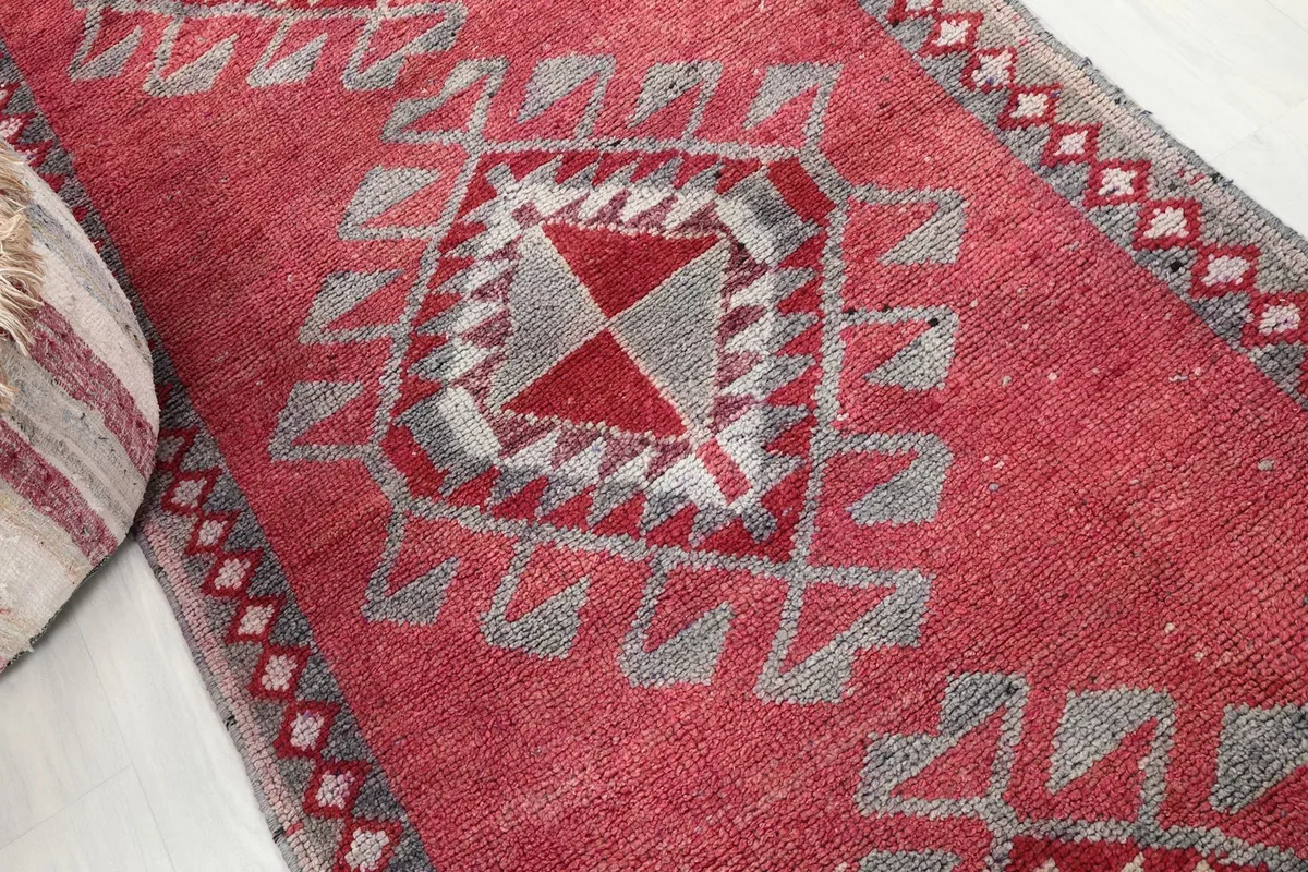 Close-up of a central geometric design on the rose field, highlighting the gray and charcoal tones.