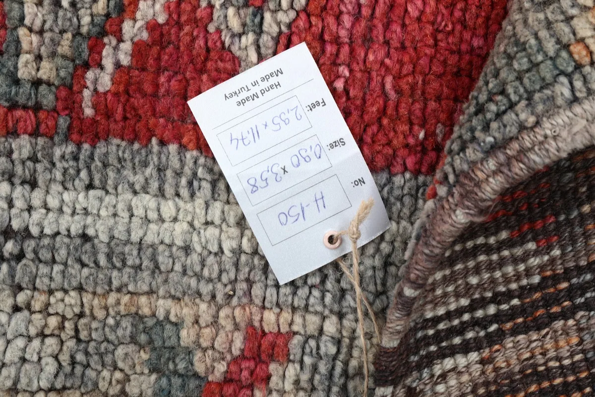 Close-up of the rug's pile and a tag displaying size information in feet and centimeters.