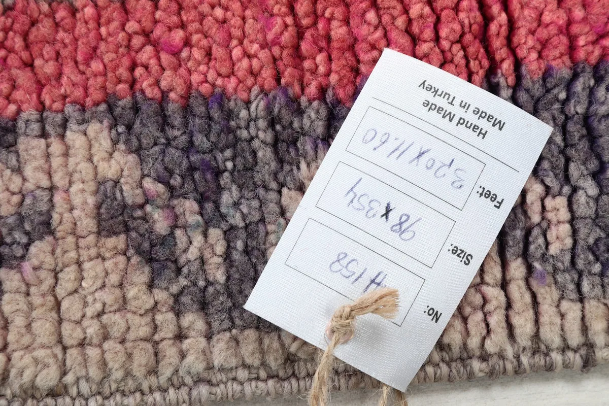 Detail of the rug tag showing dimensions in feet and centimeters