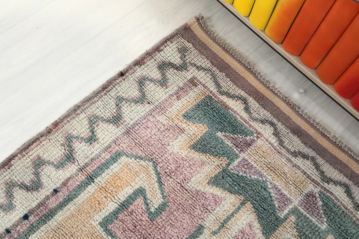 Detailed shot of the zigzag border design and outer edge of the vintage runner
