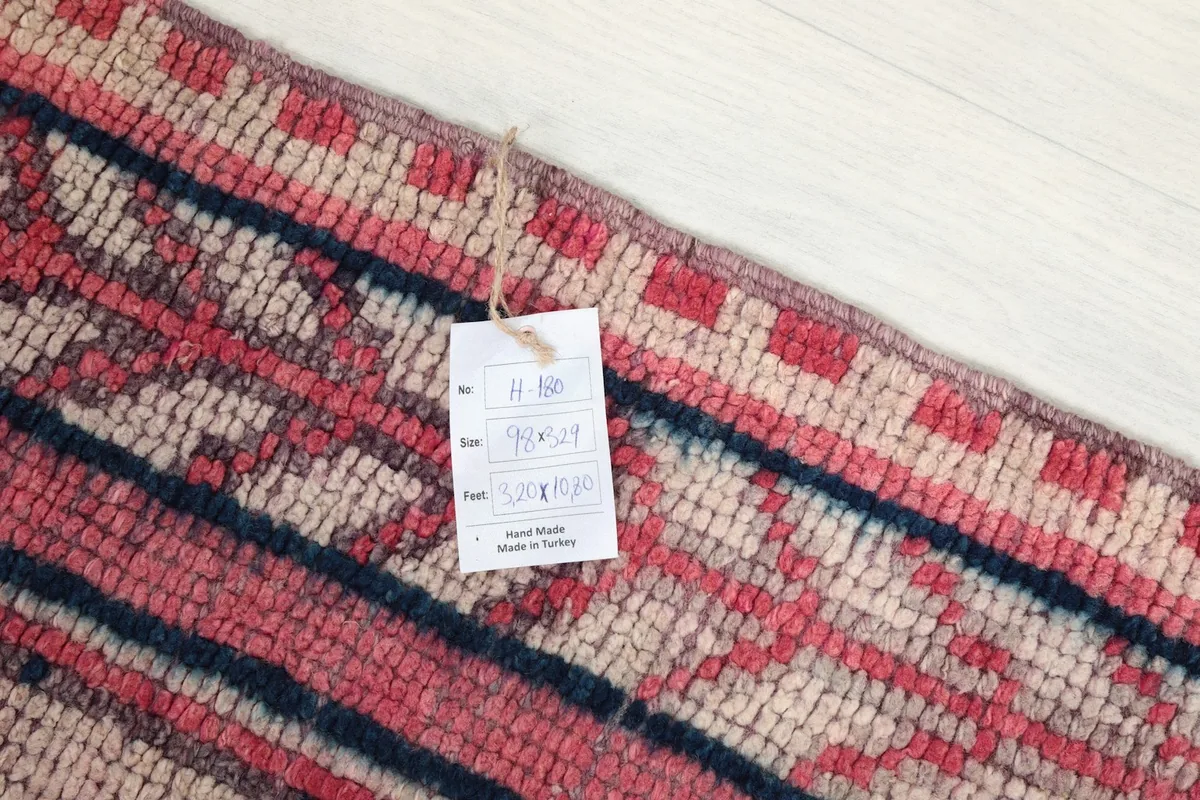 Detail of the rug with its product tag, displaying size and material information