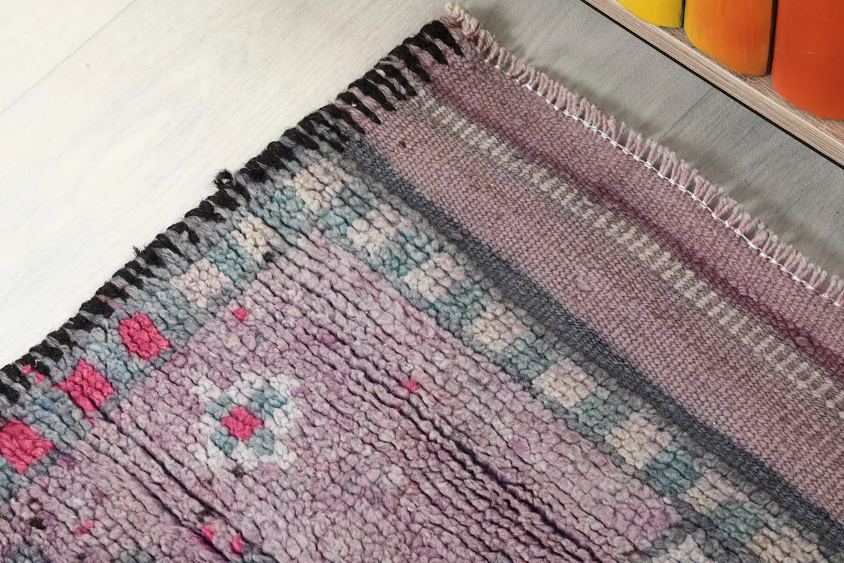 Detailed shot of the side edge and a corner of the rug, revealing the construction