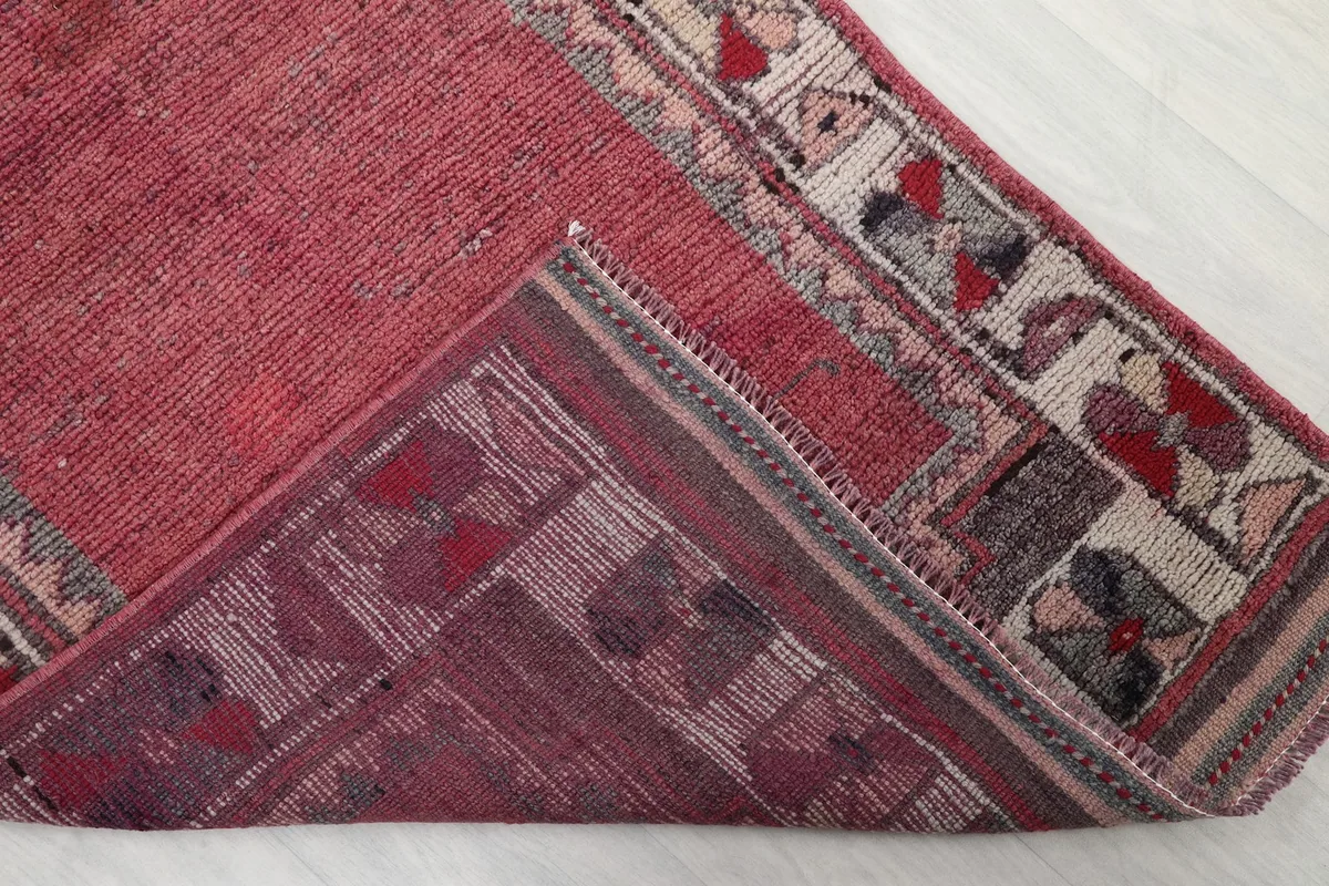 Folded corner revealing the reverse side and hand-knotted cotton foundation