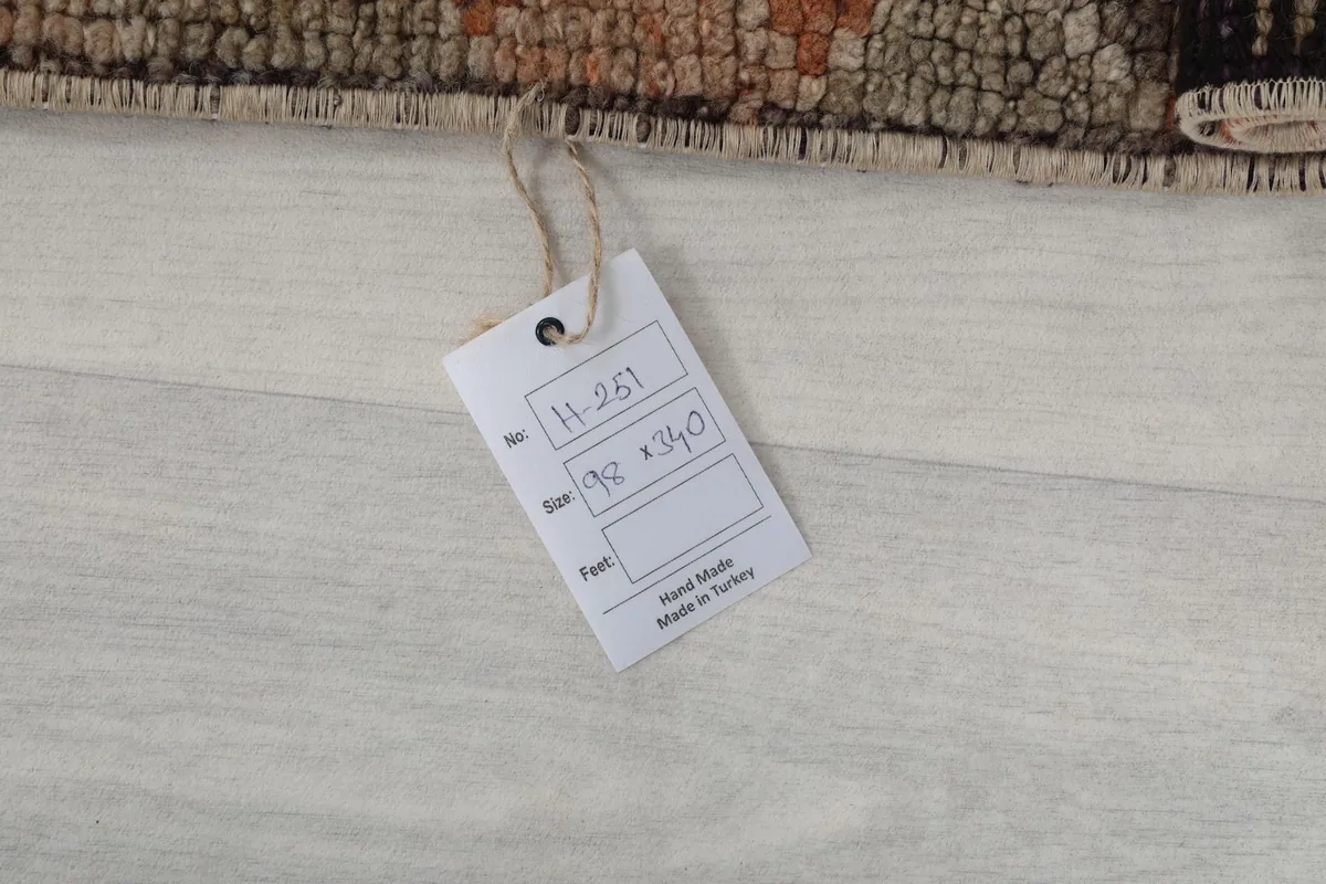 Photo of the rug's tag displaying its unique ID and dimensions in centimeters