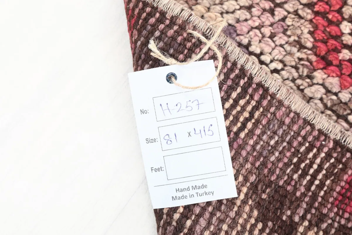 Tag showing the rug's unique number and dimensions in centimeters