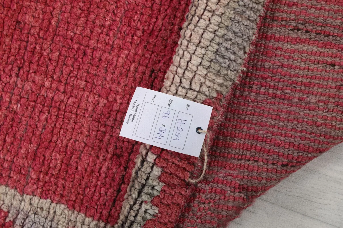 Rug tag displaying the dimensions 96 x 344 cm, attached to the back of the runner.