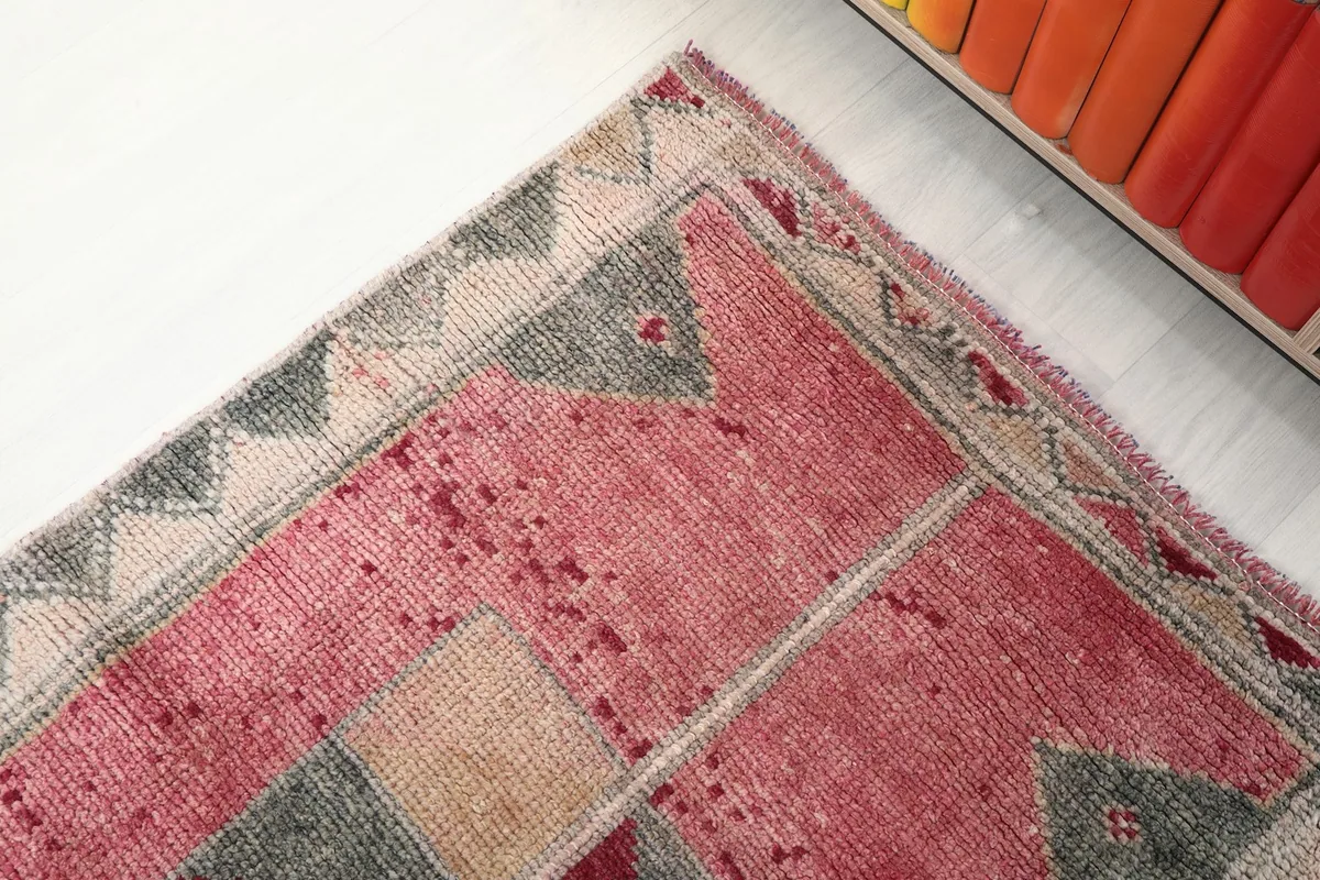 Close-up of the rug's corner, showcasing the intricate border design and colors.