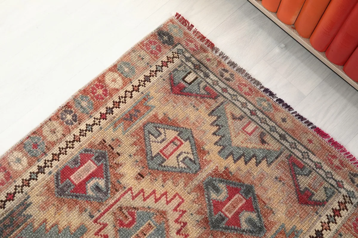 Corner view of the runner, showcasing the border design and fringe details