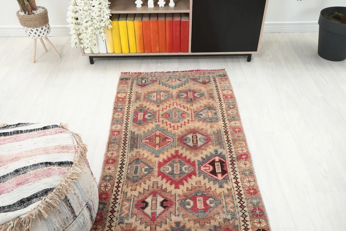 Overhead perspective of the runner in a room, highlighting its full pattern