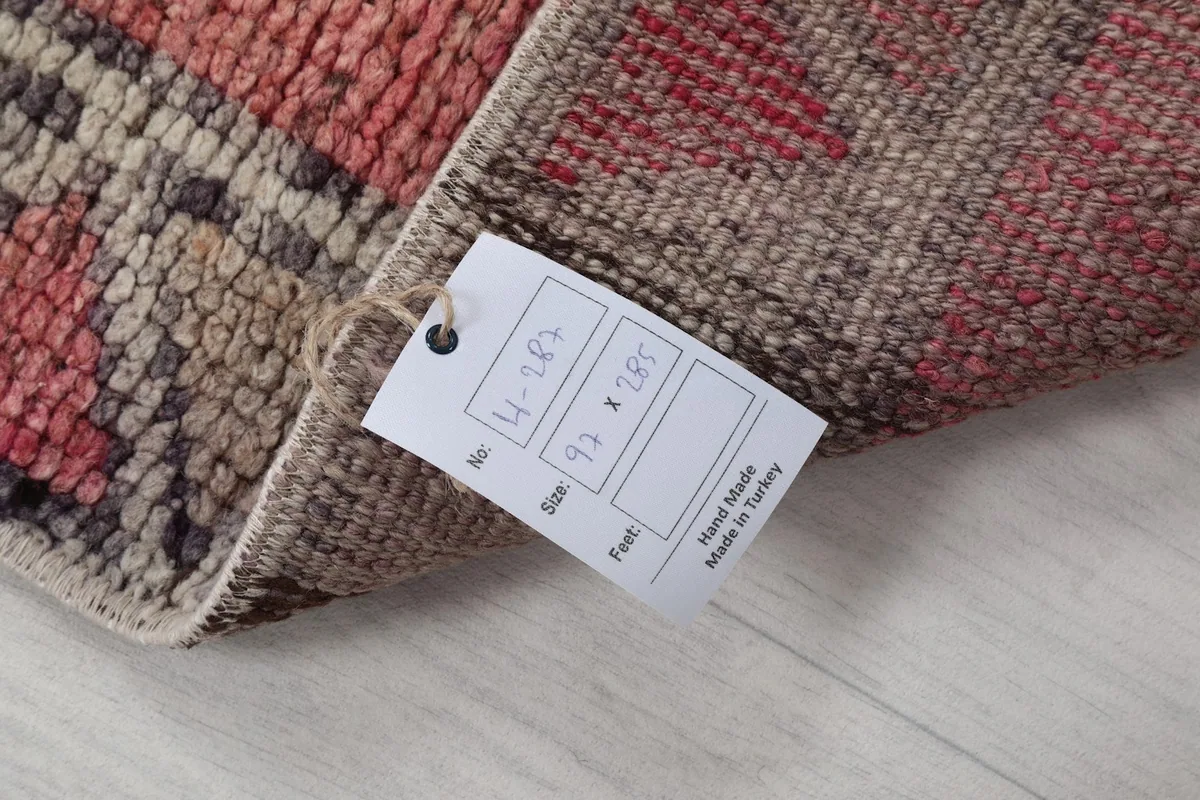 Product tag showing the rug's dimensions in feet and centimeters, confirming origin.