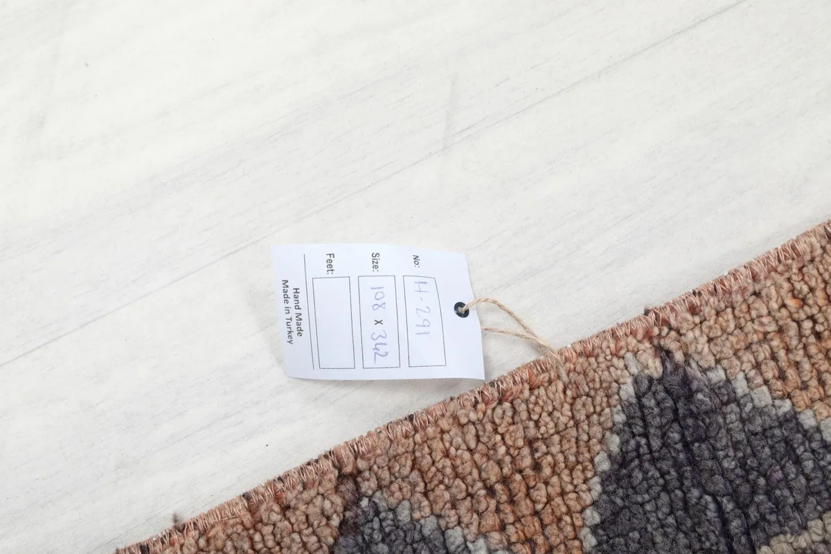Product tag displaying the rug's dimensions and origin information