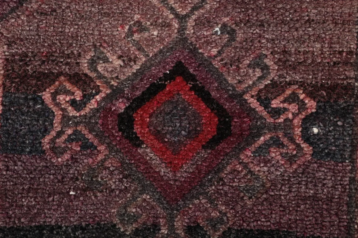 Texture of the low wool pile showing color blend and knot detail