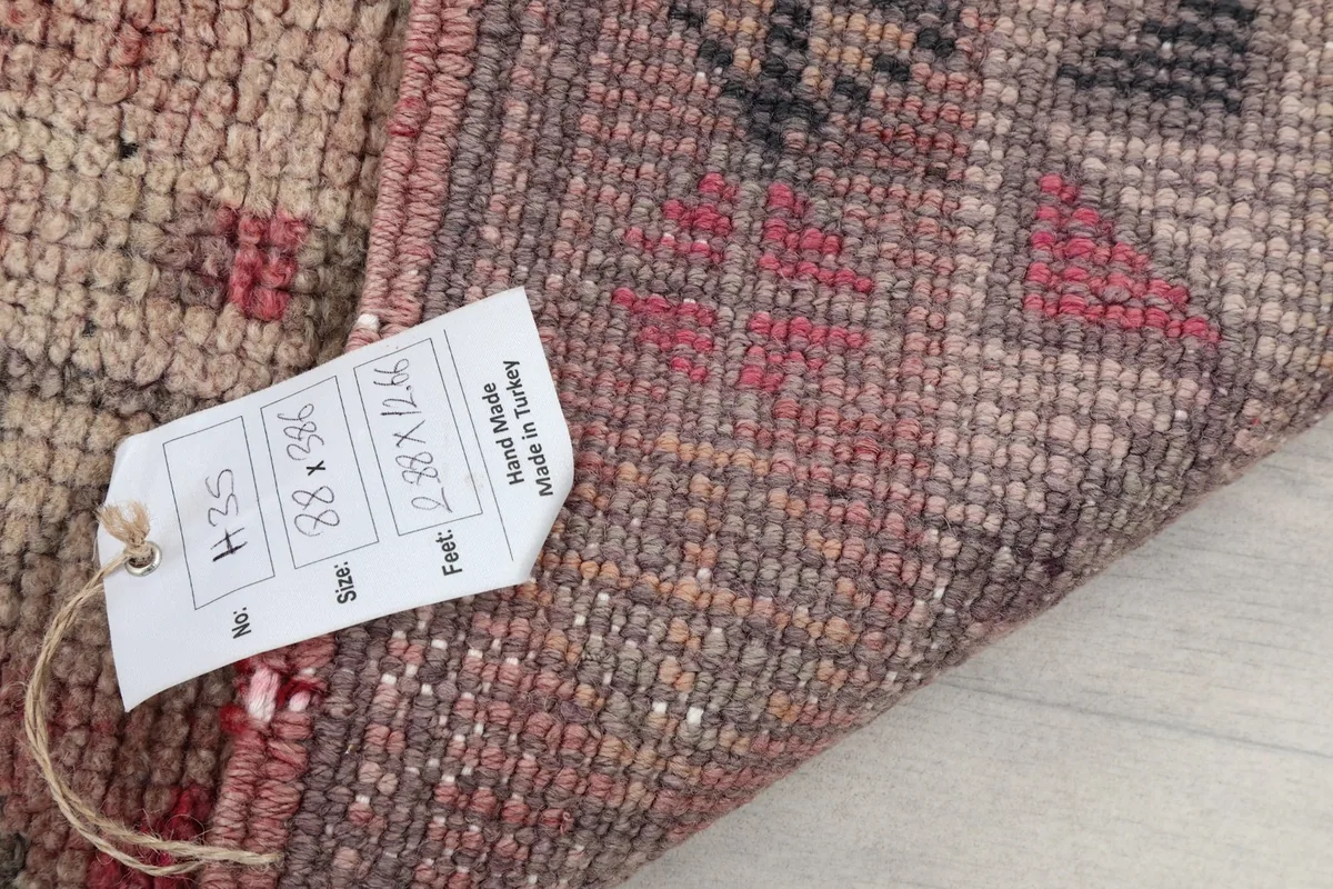 Product tag displaying the dimensions and origin of the hand-knotted vintage Anatolian rug.