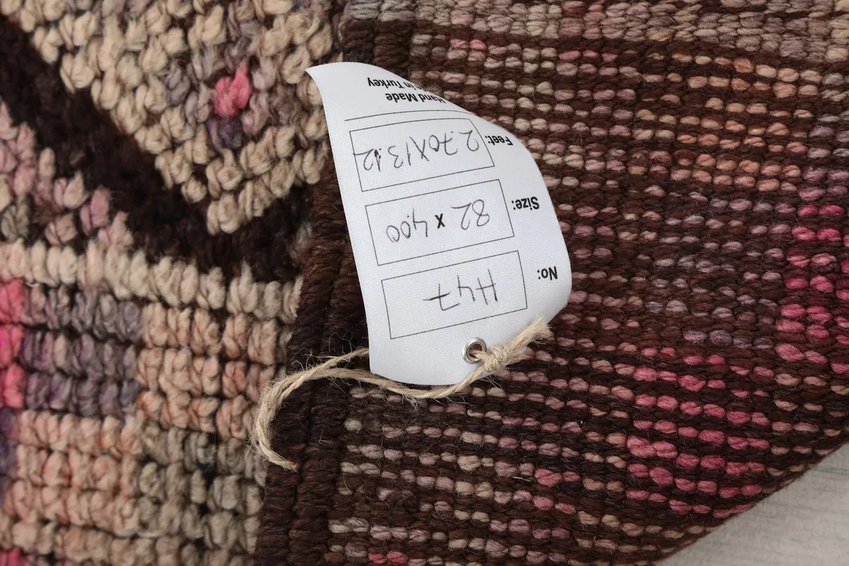 Tag showing the rug's dimensions (82 x 400 cm) and origin on the back of the runner