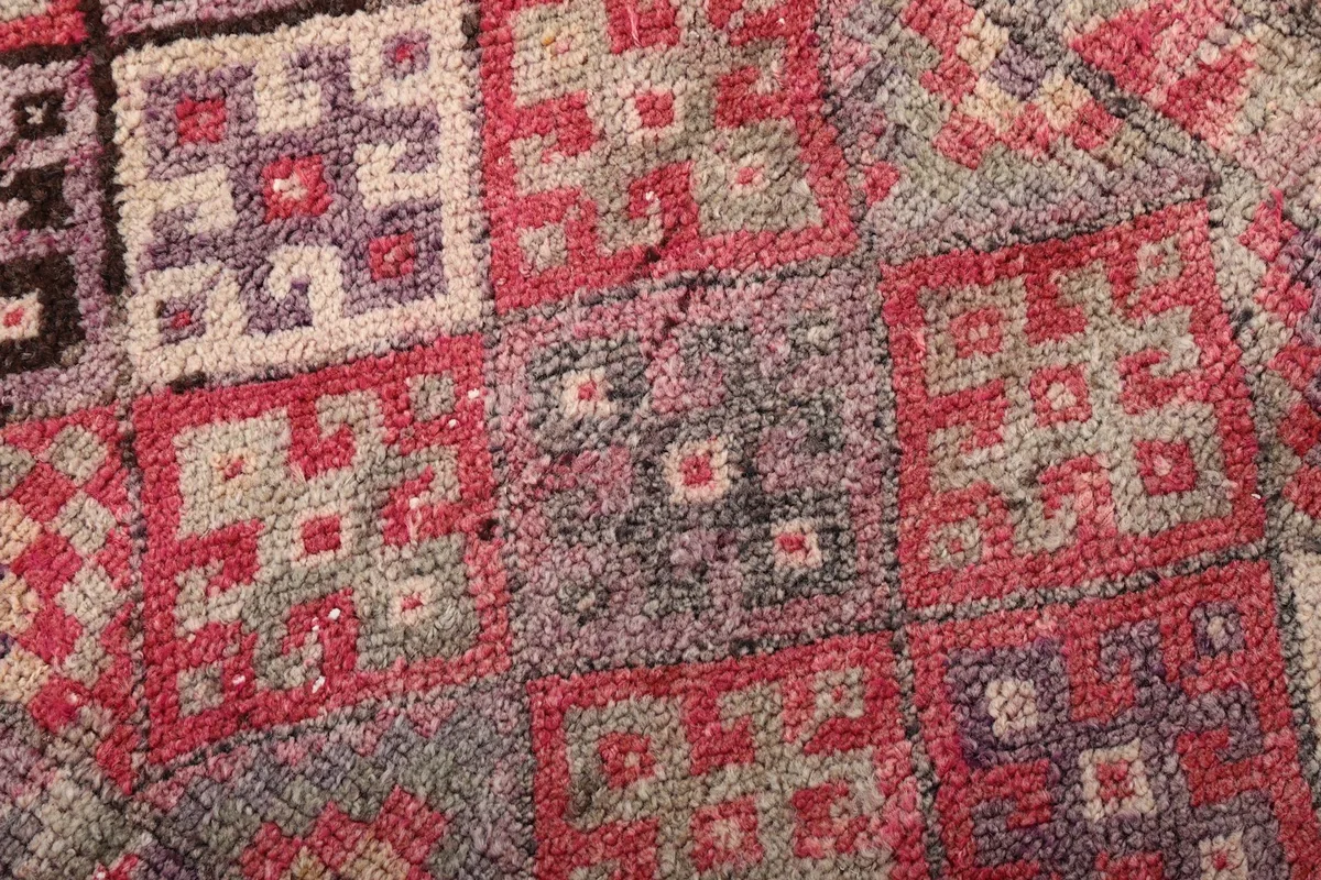 Texture of the low wool pile, highlighting the vintage patina and knotting