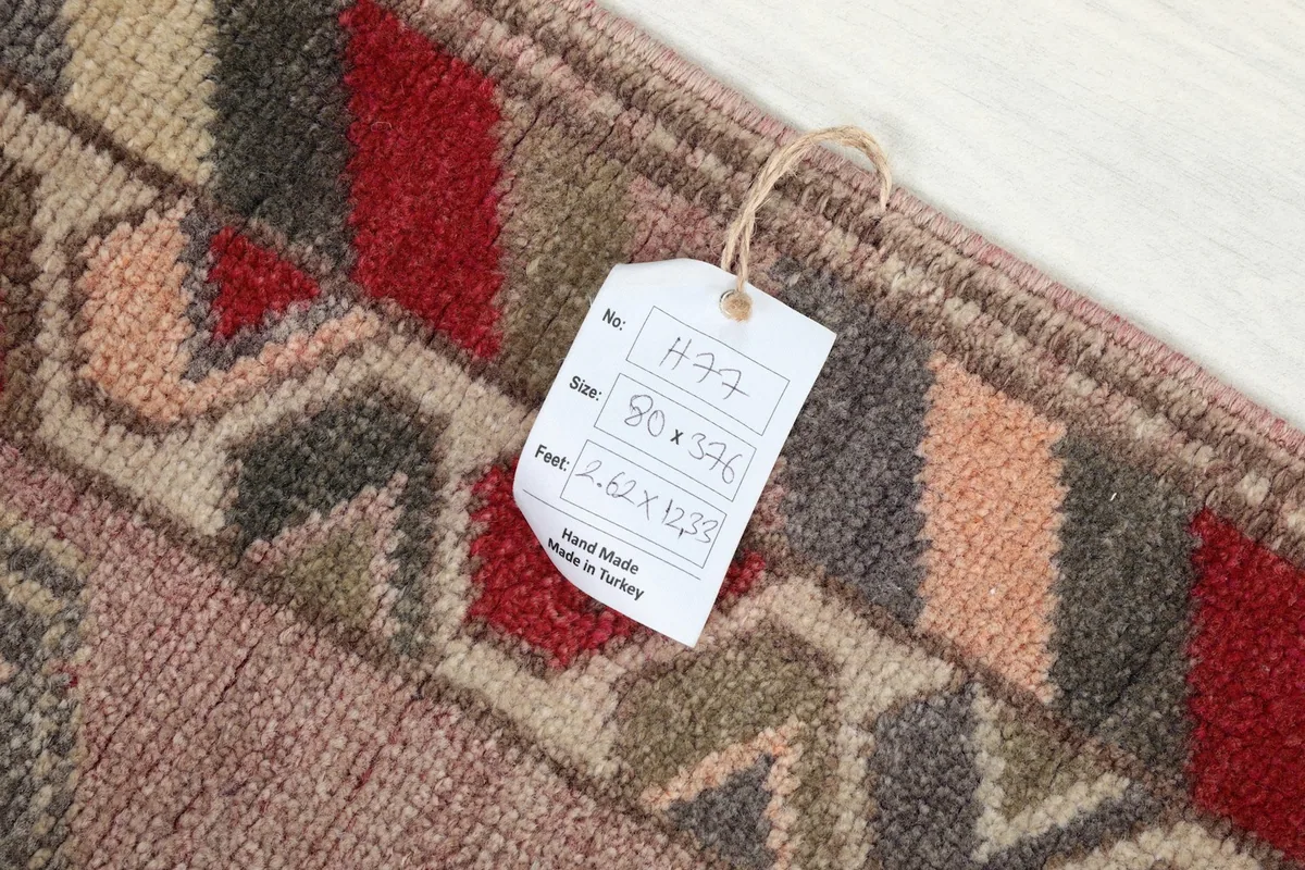 Label on the rug indicating its size (80 x 376 cm) and hand-made origin from Turkey