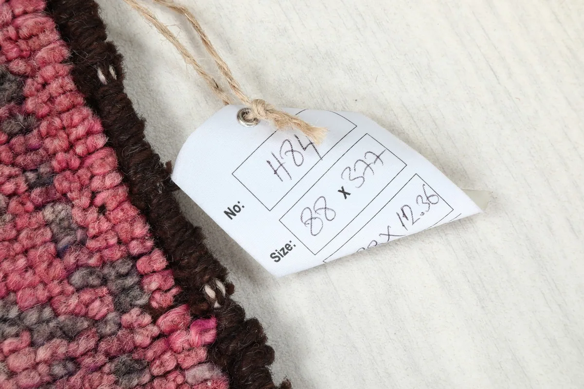 Product tag showing the rug's dimensions in centimeters and inches