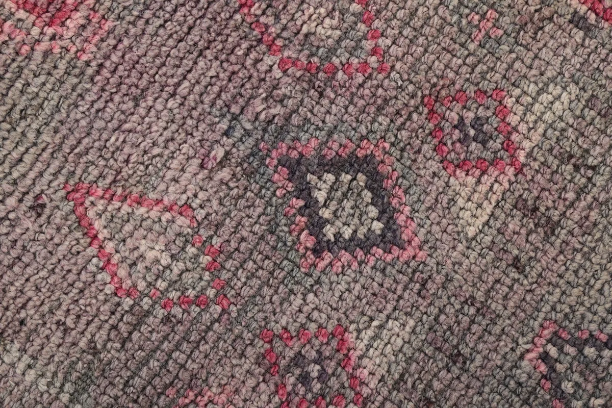 Close-up of the low wool pile and individual knots, showing color depth