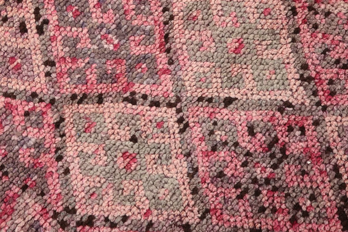 Texture of the low pile, showing individual knots and color variations in the geometric pattern
