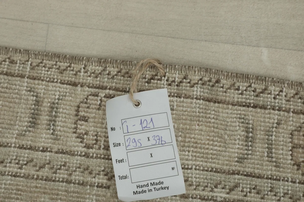 Size tag attached to the rug's edge, showing dimensions in centimeters