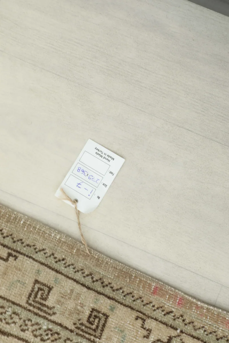 Detail showing the product tag with size information (279 x 368 cm) attached to the corner of the rug.