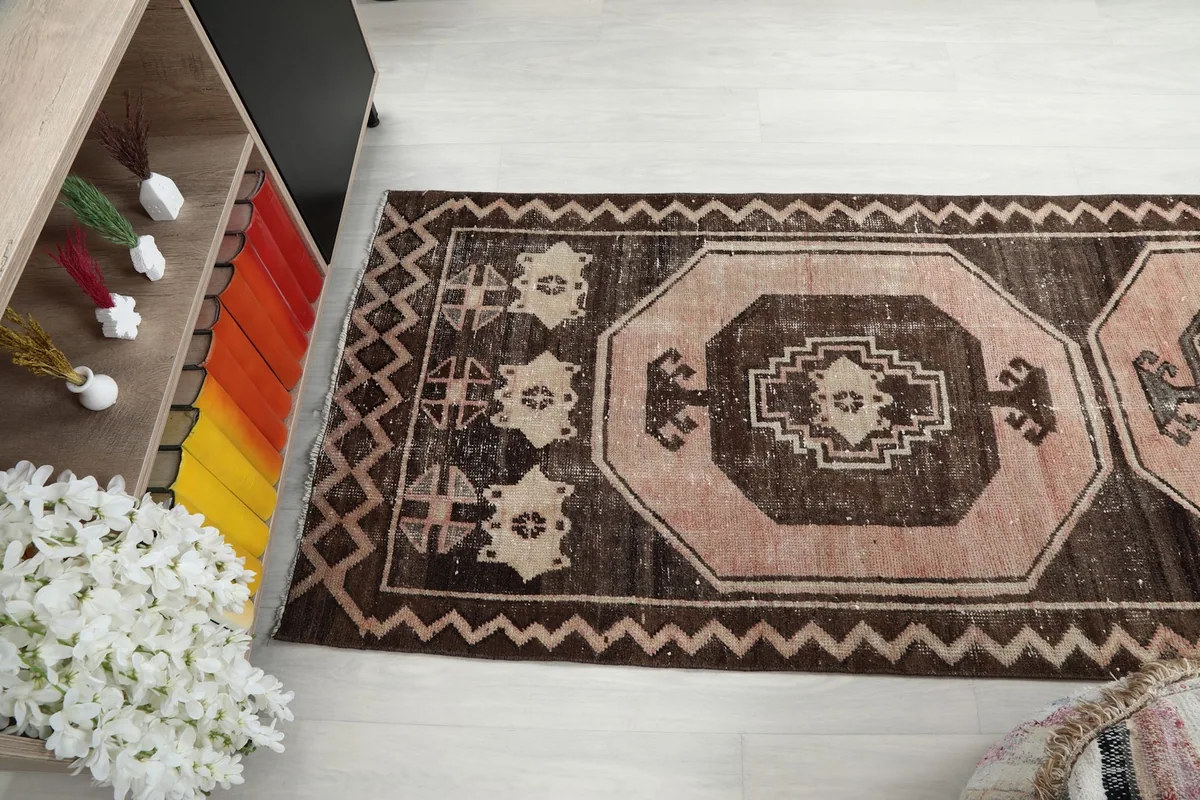 Side view of the runner rug's pattern extending towards the end, showing its length