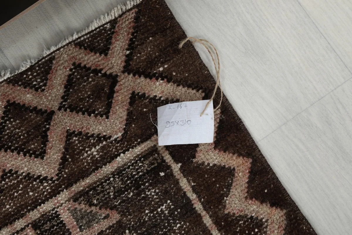 Corner of the rug with a product tag, showing the texture and color variations