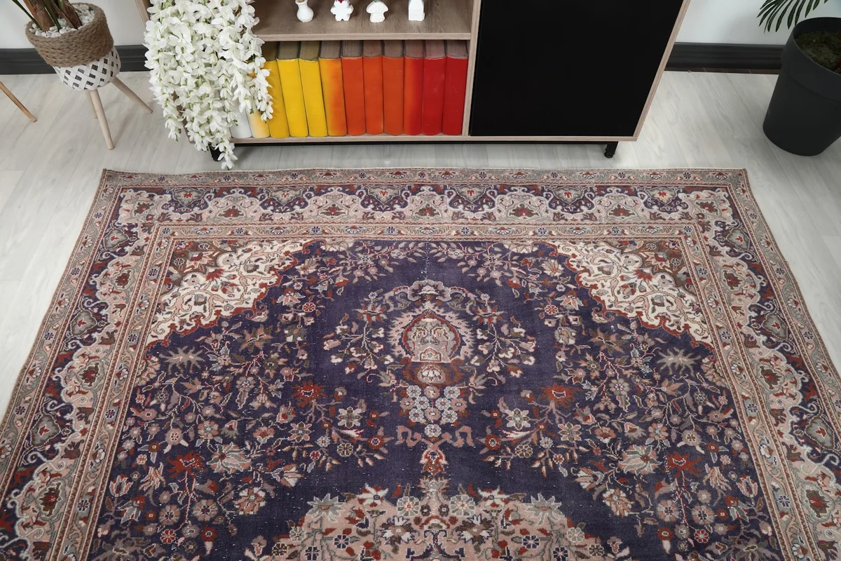 View from the shorter side of the rug, showing the full width and border details