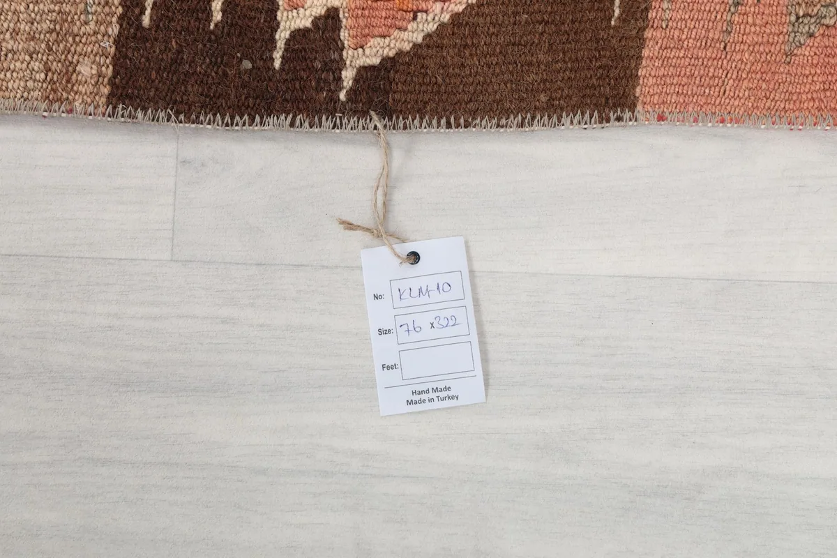 Photo of the rug's product tag with size and origin information on a light background.