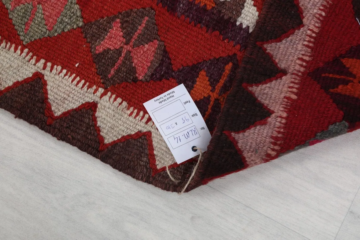 Rug corner with a label displaying size information and origin