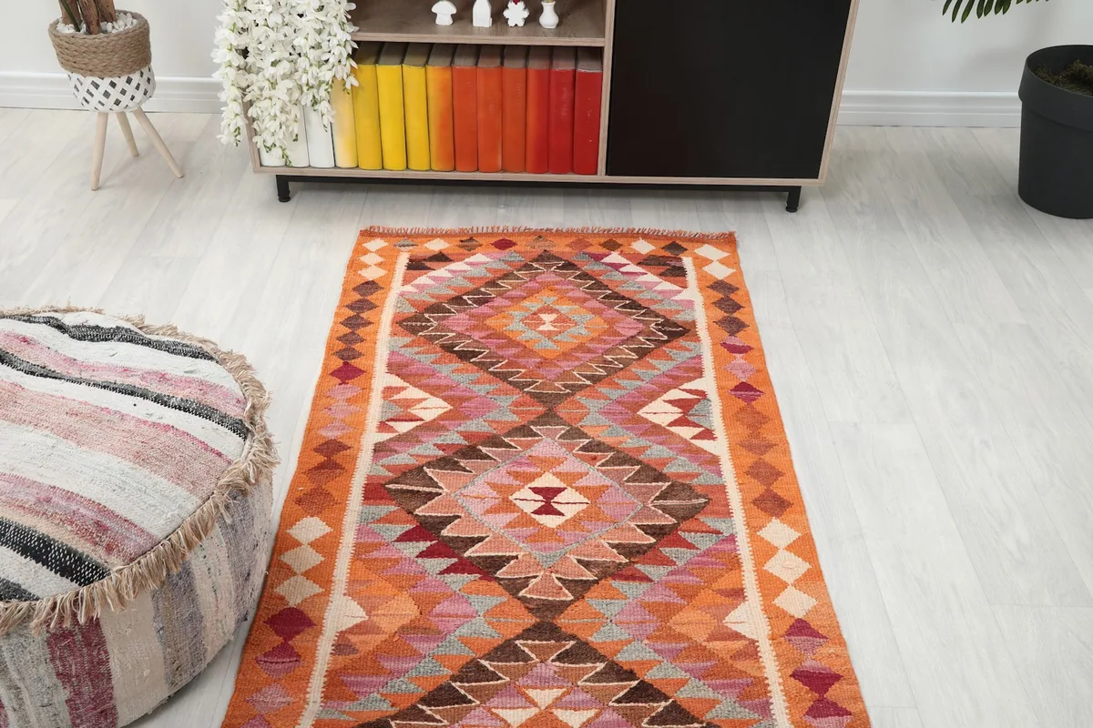 Overhead view of the runner in a room, highlighting its placement and scale