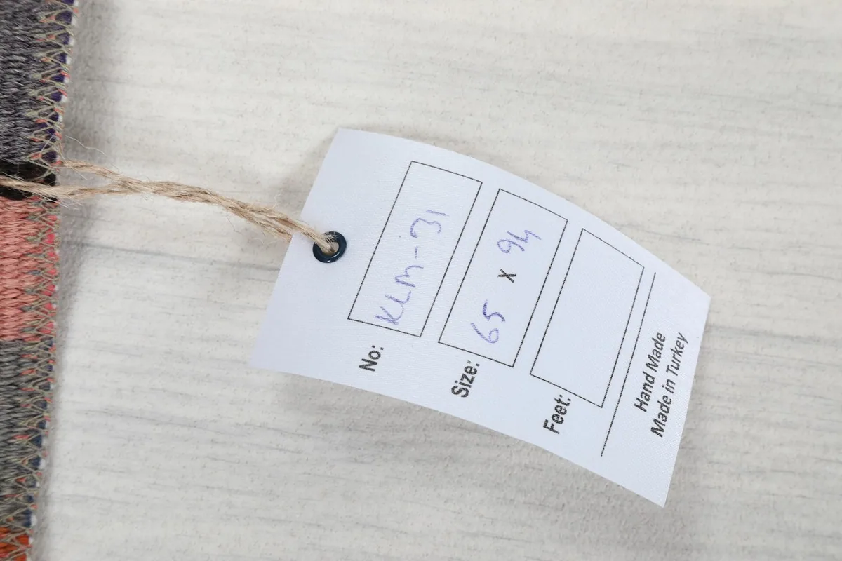 Product tag on the rug, displaying item number and size in centimeters