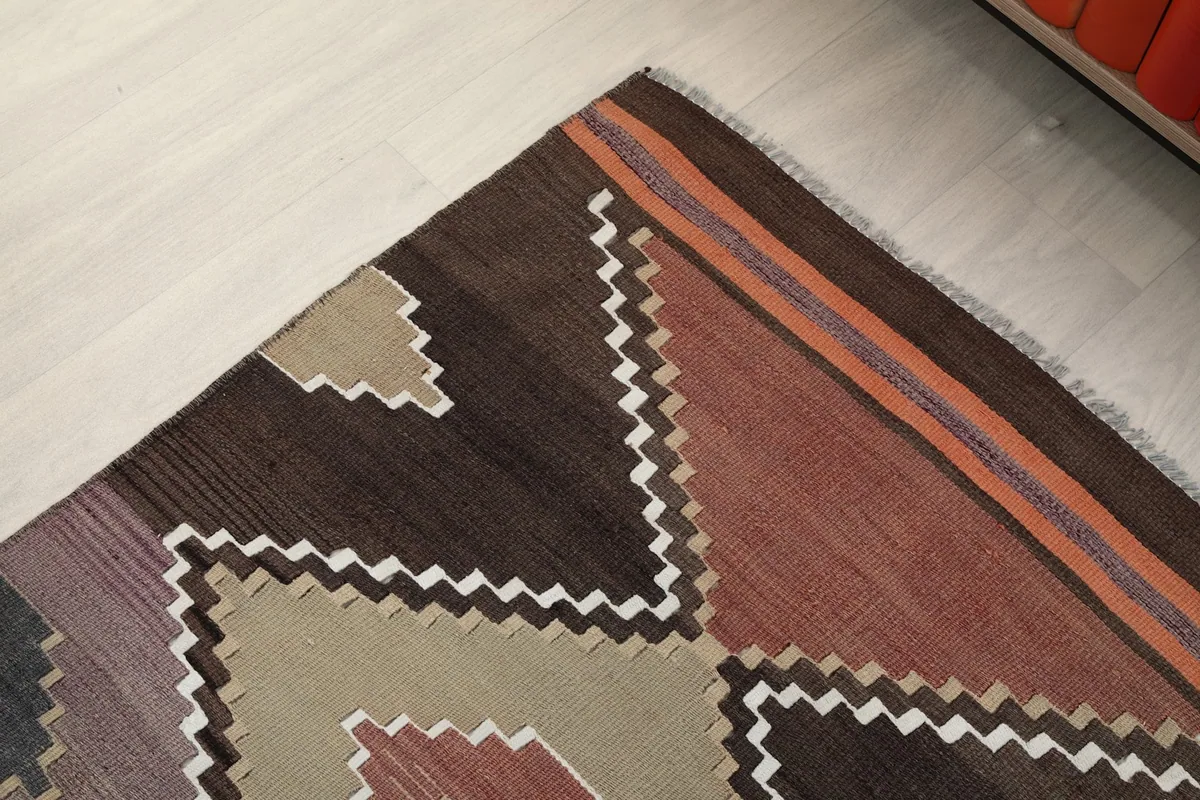 Edge detail of the hand-knotted runner, showing the fringe and woven structure