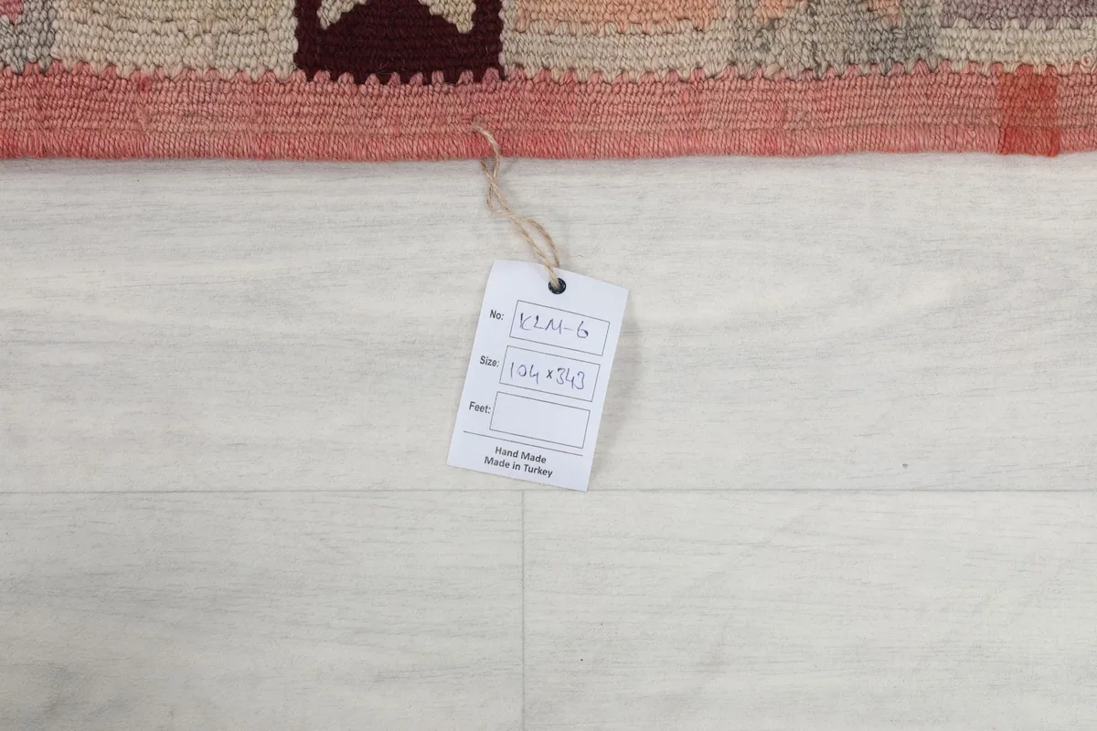 Close-up of the product tag with size details in centimeters and inches