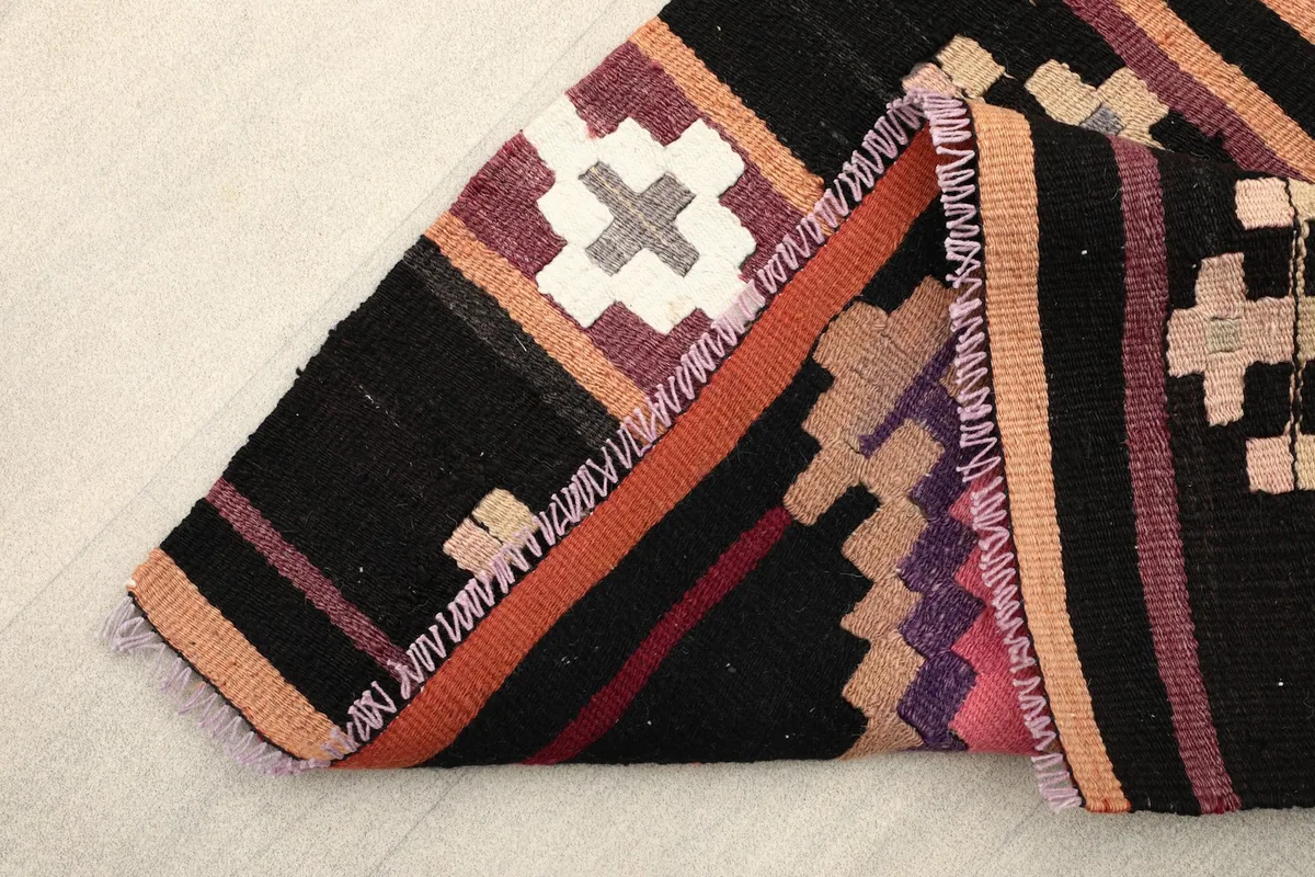 View of the rug's edge, showing the short fringe and the tightly woven construction
