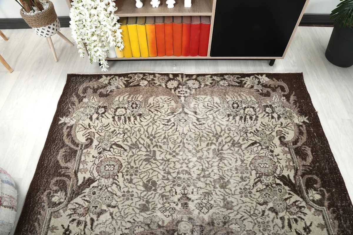 Overhead view of one end of the rug, highlighting the symmetrical pattern